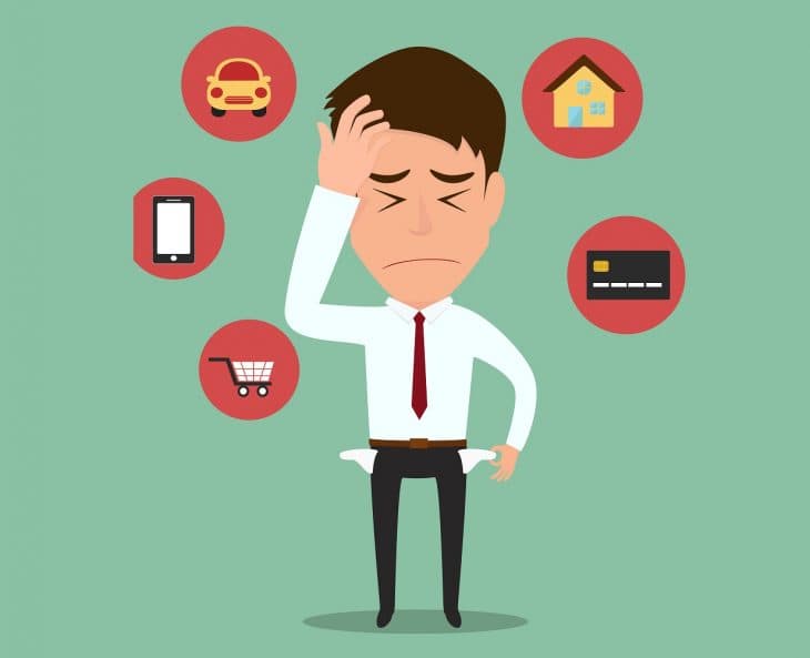 Homem preocupado olhando contas